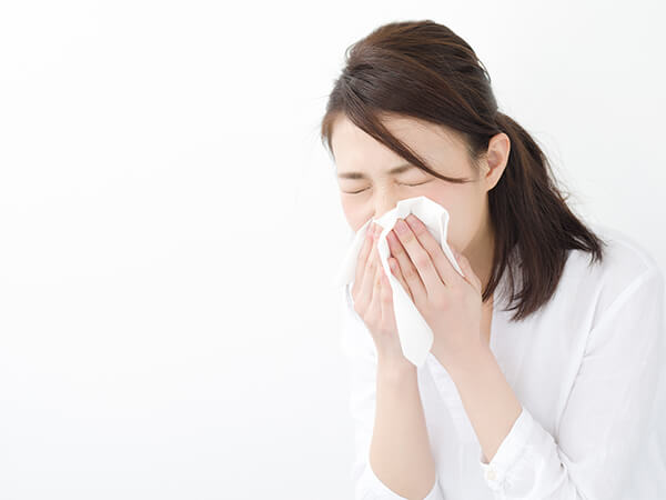 鼻をかむ女性
